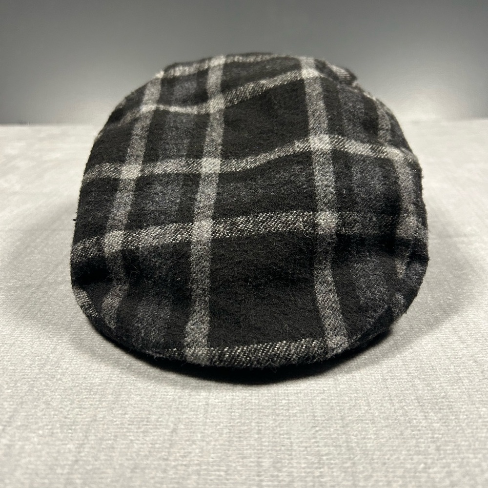 Free Authority Men's Classic Plaid Flat Cap - Black and Gray